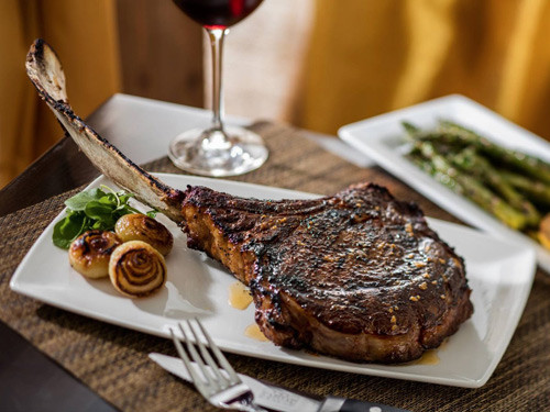 9. Bít tết của nhà hàng The Capital Grille (Denver, Colorado) Nhiều thực khách đánh giá đây là nơi có bít tết ngon nhất thành phố. Quán ăn này cũng nổi tiếng với burger kẹp phô mai Ý và nấm đen cực ngon.
