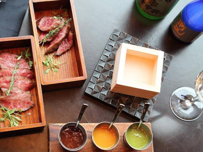 15. Bít tết của nhà hàng Bourbon Steak (Washington, DC) Michael Mina, đầu bếp từng đoạt nhiều giải thưởng có tới 5 quán bít tết trên khắp nước Mỹ, nhưng Bourbon được đánh giá là nơi có bít tết ngon nhất đặc khu Columbia. Những miếng thịt bò được Mina trần trong bơ và nướng bằng gỗ nên cực kỳ thơm và mềm mọng.