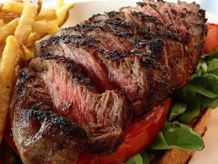 5. Bít tết của nhà hàng Gibsons Bar & Steakhouse (Chicago, Illinois) Nhà hàng xa hoa này là nơi bạn nhất định phải đến tại Chicago nếu muốn “sống ảo”. Bít tết ở đây có giá từ 42$ cho 300g thăn bò.