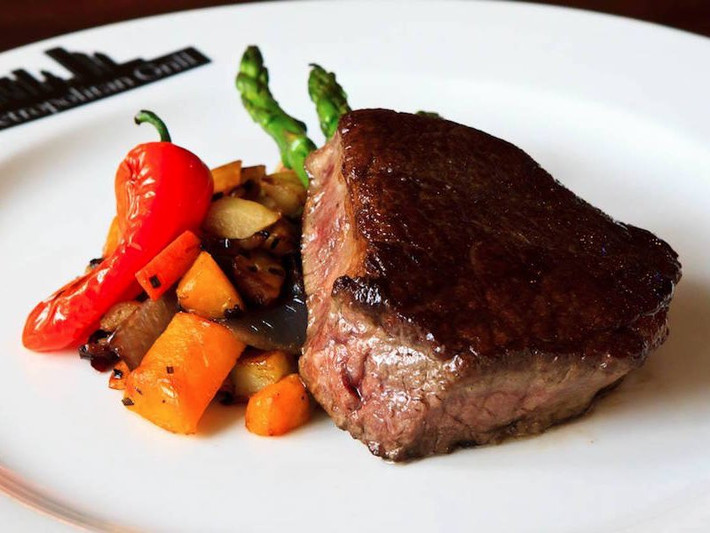 11. Bít tết Amercian Wagyu của nhà hàng Metropolitan Grill (Seattle, Washington) Quán bít tết này vô cùng nổi tiếng, nhất là với món Amercian Wagyu, những miếng thịt bò khổng lồ ăn kèm với khoai tây chế biến theo mọi kiểu mà bạn muốn.