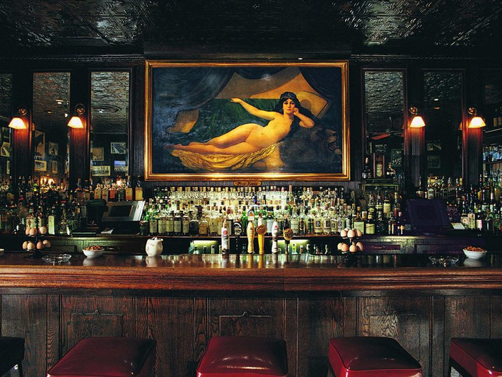 2. Bít tết Chateaubriand của nhà hàng Keens Steakhouse (Manhattan, New York) Tọa lạc tại quảng trường Herald – trung tâm của New York, nhà hàng huyền thoại này đã từng phục vụ rất nhiều người nổi tiếng kể từ năm 1885. Món ăn nổi tiếng của quán là Chateaubriand, bít tết phục vụ kèm 3 loại sốt khác nhau có giá tới 120$ cho phần ăn 2 người.