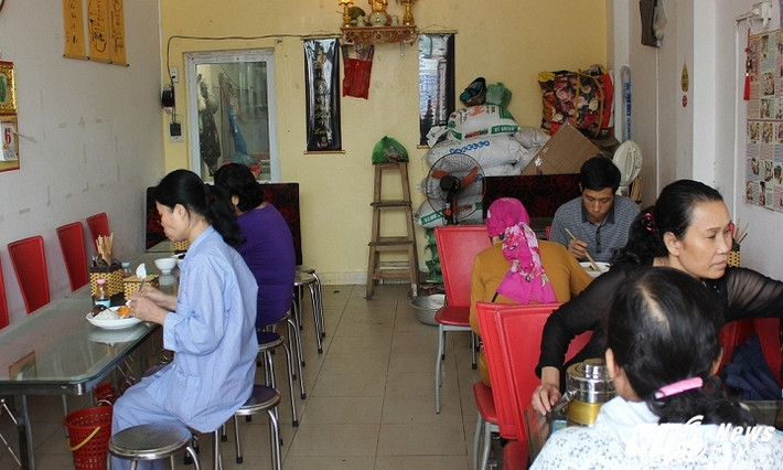 Quán cơm chay miễn phí Tuỳ Duyên của bà Nguyễn Thị Hoa đối diện cổng Bệnh viện K3 luôn đông khách ra vào, nhiều bệnh nhân đã trở thành khách quen của quán.