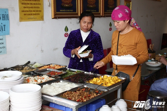 Một số khách tại đây cho biết, Bà Hoa không biết ngày nấu bao nhiêu suất ăn, chỉ biết bà sẽ phục vụ cho đến người cuối cùng.