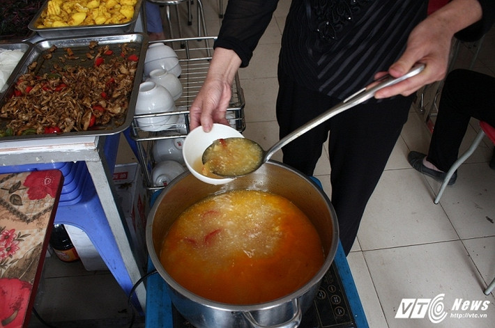 Được biết, toàn bộ các món ăn ở quán đều do bà chủ tự tay nấu. Để người khác nấu bà không yên tâm vì đây hoàn toàn là đồ chay thực chứ không phải là các món chay chế biến sẵn.