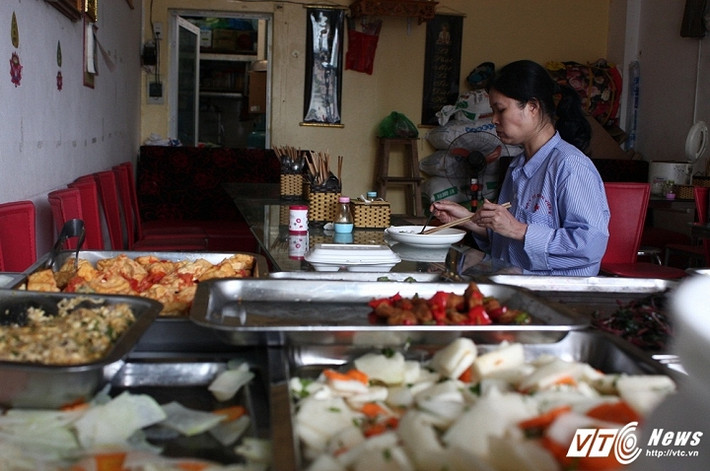 Bà Hoa cẩn thận chọn các loại thực phẩm tốt cho người điều trị ung thư.