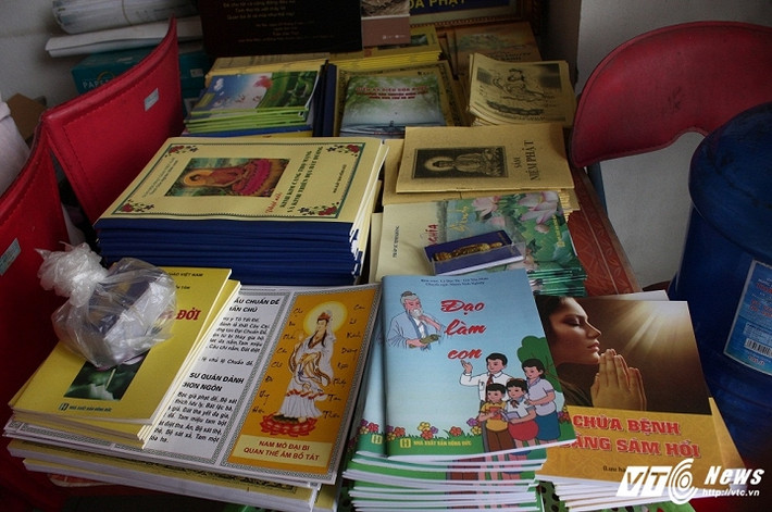 Bà Hoa chia sẻ: "Những khi bị bệnh, tôi thường tìm đến kinh phật mới giác ngộ được lý tưởng sống của đạo Phật và có lẽ vì vậy mà tôi lại sợ thịt, cá".