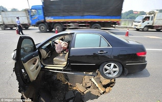 Tài xế ở tỉnh Giang Tây (Trung Quốc) suýt rơi xuống một hố sụt lớn xuất hiện đột ngột trên đường cao tốc gần thành phố Nam Xương.