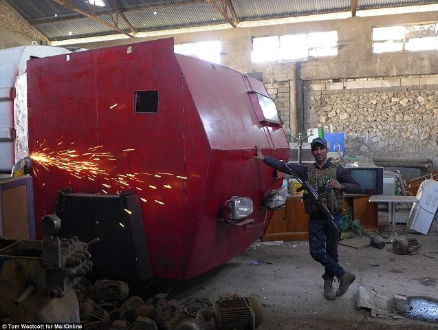 Trong chiến dịch truy quét phiến quân, các lực lượng Iraq đã phát hiện xưởng chế tạo xe bom của IS nằm ở quận Josah thuộc Mosul - thành trì cuối cùng của IS tại Iraq. Bên trong căn xưởng giấu kín này có hai chiếc xe ôtô và một xe chở rác đã được thiết kế lại nhằm phục vụ cho mục đích đánh bom liều chết.