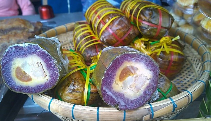 Bánh tét lá cẩm Cần Thơ thuộc top 100 món ăn ẩm thực, đặc sản tiêu biểu của Việt Nam và là một trong các món ăn dân dã đã được Martin Yan chọn để quay chương trình thực tế "Taste of Vietnam".