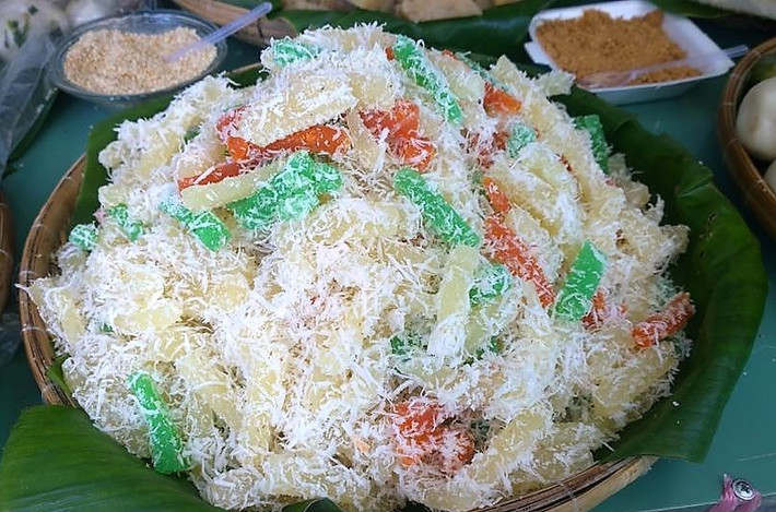 Bánh tằm khoai mì là đặc sản quen thuộc với người miền Tây. Bánh hơi dai, có vị bùi thơm của khoai mì (củ sắn) và dừa nạo, kết hợp cùng với vị béo ngậy của nước cốt dừa và thơm của mè rang tạo nên một món ăn khiến ai ăn thử một lần đều khó mà quên được.