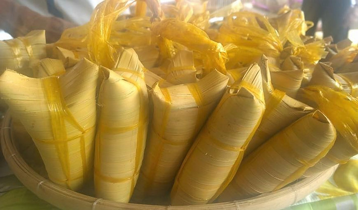 Ở miền Tây, bánh lá dừa có mặt ở nhiều tỉnh từ Long An, Tiền Giang, kéo dài cho đến miệt Trà Vinh, Sóc Trăng, nhưng Bến Tre mới chính là thủ phủ của chiếc bánh có lớp vỏ làm từ cánh lá dừa. Bánh có vị dẻo, béo thơm, ngậy của nếp cùng nước cốt dừa.