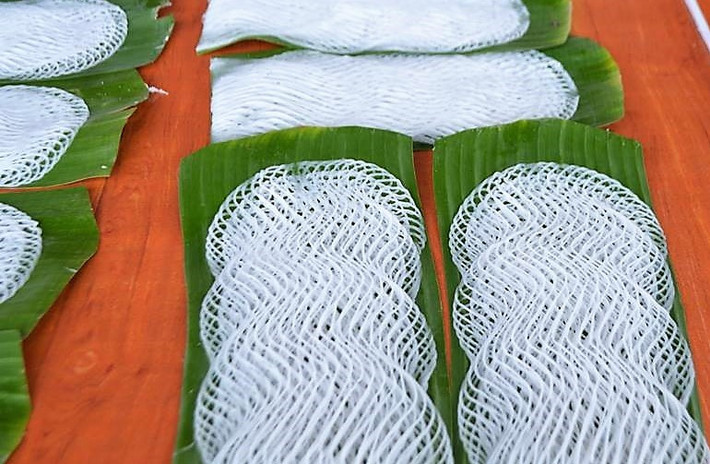 Bánh hỏi là món ăn phổ biến ở khắp các tỉnh miền Nam và miền Trung. Bánh được làm từ gạo thơm vo kỹ, ngâm nước một đêm, trải qua nhiều công đoạn rồi hấp chín. Bánh được dùng để ăn thay cơm ngay cả trong khi cưới hỏi, cúng giỗ, lễ lạt... Ảnh: BTC.