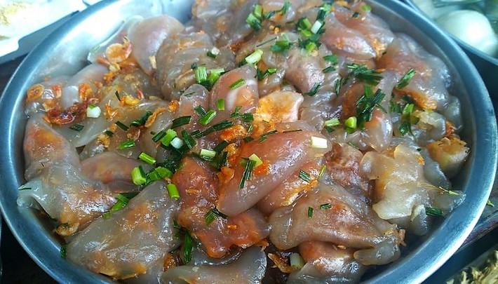 Bánh bột lọc là món ăn được nhiều người yêu thích, bánh có vị dai, trong suốt, nhân tôm thịt đậm đà.