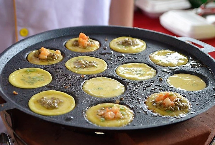 Bánh khọt hay còn gọi là bánh trứng rồng, là món bánh rất quen thuộc với người dân Nam Bộ. Bánh có màu vàng tươi của nghệ, hơi trong, xung quanh màu nâu nhạt giòn tan, chính giữa nổi bật lên màu xanh của hành lá, màu đỏ cam của tôm, của đậu xanh, rất đẹp mắt. Ảnh: BTC.