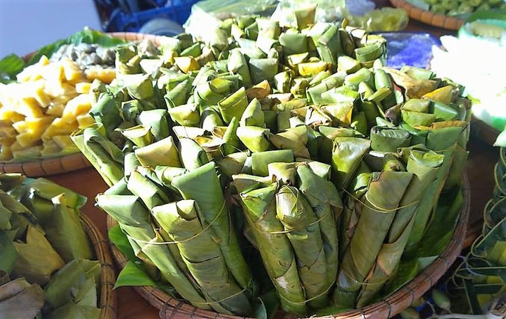 Bánh cúng là một món ăn dân dã cùng với bánh cấp của người dân Nam Bộ, nhất là người miền Tây. Bánh được làm từ bột gạo (gạo nguyên hạt đem xay nước), pha với nước cốt dừa, đường, nước cốt lá dứa. Bánh có vị dai, béo, ngọt, mặn vừa miệng, ăn không ngán và nhất là màu sắc phải bắt mắt, mùi vị hấp dẫn.