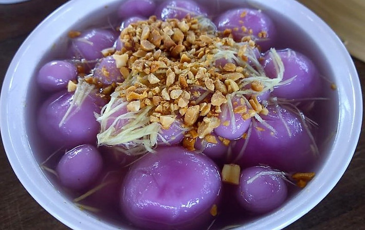 Chè trôi nước vốn rất nổi tiếng ở miền Nam. Đây là loại chè viên tròn làm bằng bột nếp, dẻo bên trong có nhân đậu xanh, ăn cùng với nước cốt dừa có vị béo.