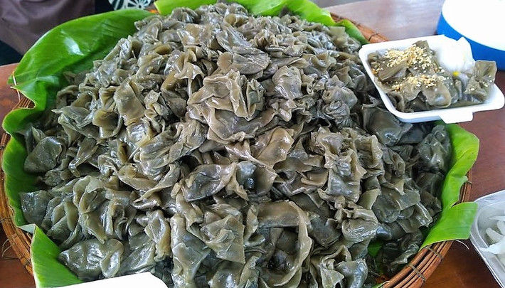 Bánh lá mơ được làm từ bột gạo, lá mơ và nước cốt dừa. Bánh lá mơ có vị ngọt bùi, dẻo mịn của bột gạo, chấm với nước cốt dừa.