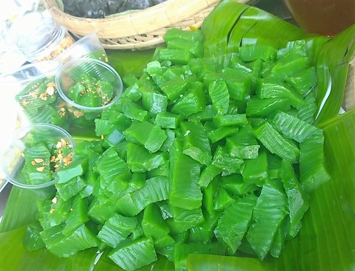 Bánh đúc vốn là món ăn dân dã xuất hiện ở cả ba miền. Miền Bắc thịnh hành nhất món bánh đúc lạc chấm tương hoặc chan canh cua. Miền Trung nổi tiếng với bánh đúc chấm mắm nêm và bánh đúc hến. Và ở miền Nam, bánh đúc lá dứa là món ăn mang nét riêng của người miền Tây Nam bộ.