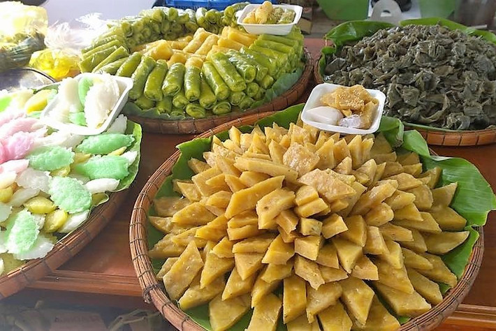 Đến đây, ngoài thưởng thức các loại bánh thơm ngon, du khách còn được xem các nghệ nhân biểu diễn làm bánh, tham gia các trò chơi truyền thống, chương trình văn nghệ hấp dẫn.