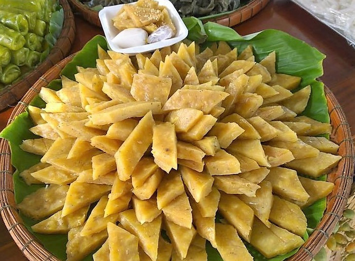 Bánh chuối hấp nước cốt dừa là món ăn đơn giản mà lại dễ làm, đặc biệt là miếng chuối được bao phủ bởi lớp bột năng dẻo ngon, ăn cùng với nước cốt dừa béo ngậy khiến cho người ăn càng mê hơn.