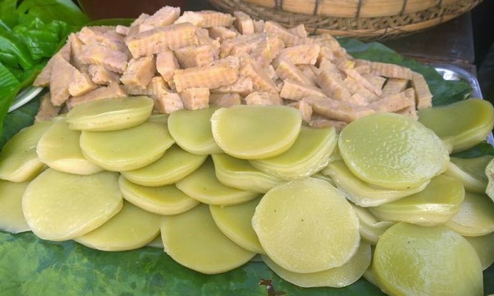 Nhắc đến ẩm thực Tây Nam bộ, không thể không nhắc đến những đặc điểm dân dã, dễ làm và quen thuộc. Quen thuộc từ nguyên liệu đến cái tên của bánh. Bánh có hình dáng giống con tầm thì gọi là bánh tầm, bánh làm từ chuối gọi lá bánh chuối. Và bánh có từng lớp bột mỏng như da lợn nên được gọi là bánh da lợn.