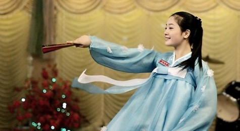 Triều Tiên: Những cô gái ở đất nước “bí ẩn nhất thế giới” lại chinh phục người khác giới bằng vẻ đẹp tự nhiên, mộc mạc. Trên bán đảo Triều Tiên, câu nói vô cùng phổ biến là "Đẹp như gái Bắc, lịch lãm như trai Nam". Chính vì thế, đã từ lâu trong quan niệm của nhiều người con gái Triều Tiên được đánh giá là xinh đẹp, còn có phần nổi trội hơn so với Hàn Quốc.