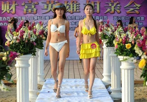 Được biết, vị đại gia này là một doanh nhân nổi tiếng, thích chơi golf, tuổi đời dưới 50, khỏe mạnh. Và ông muốn kén một cô vợ hoàn hảo, độ tuổi 18-28, có trình độ từ Cao đẳng trở lên, ngoại hình đẹp, tình trạng gia đình đơn giản, chưa trải qua phẫu thuật thẩm mỹ cũng như chưa quan hệ tình dục.