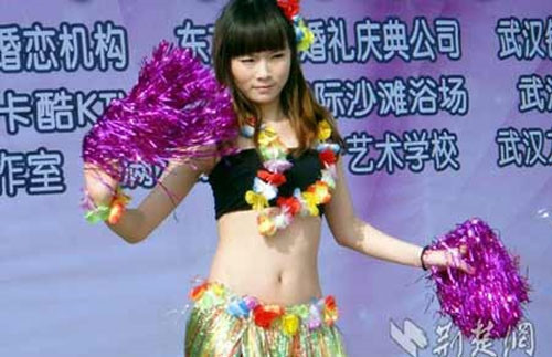 Họ còn phải trải qua những cuộc phỏng vấn hay phần thi hùng biện khắt khe. Ngoài ra, các cô gái còn cần có thêm những năng khiếu như ca hát, nhảy múa nhất định.