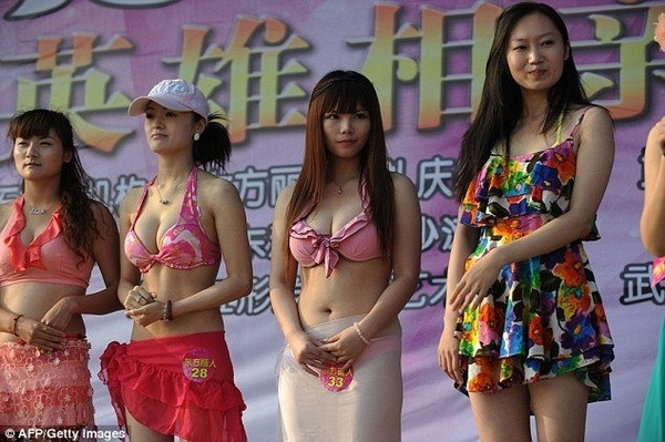 Đây là cuộc thi kén vợ còn trinh của đại gia tên Zhang ở Thượng Hải (Trung Quốc). Ông đã chi 7 triệu nhân dân tệ (khoảng hơn 24 tỷ đồng) cho một công ty chuyên mai mối ở Thượng Hải để tuyển vợ, với các tiêu chí: ngọt ngào, trong trắng, tuổi từ 20 đến 28 và cao từ 1,62 m đến 1,72 m.