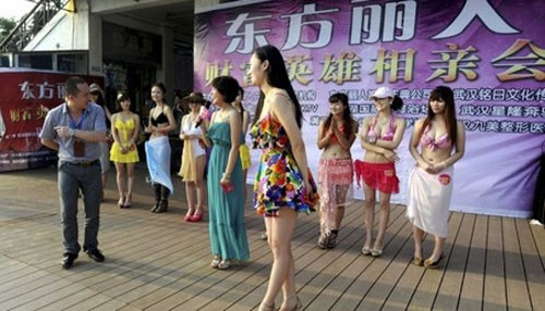 Theo đó, các cuộc thi tuyển chọn vợ đại gia cũng được tổ chức rầm rộ, tốn kém. Các cô gái kéo nhau xếp thành hàng dài đến để đăng ký thi tuyển.