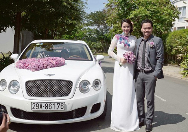 Hoàng Duy, ông xã đại gia của cô mang chiếc siêu xe 10 tỷ đồng tới đón vợ.
