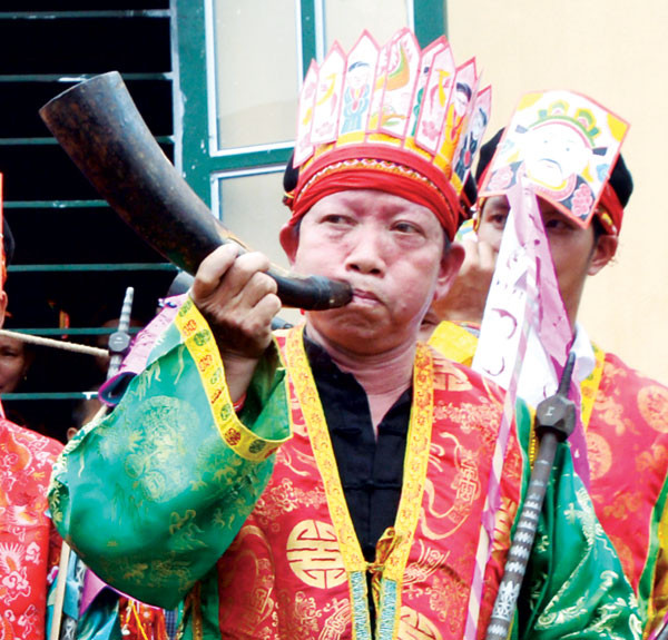 Người Dao quan niệm rằng, người con trai phải trải qua lễ cấp sắc mới có tâm, có đức để phân biệt phải trái, mới được công nhận là đã trưởng thành và là con cháu của “Bàn Vương”, tổ tiên của người Dao. Lễ cấp sắc có nhiều bậc, bậc đầu tiên được cấp 3 đèn và 36 binh mã; bậc 2 được cấp 7 đèn và 72 binh mã; bậc 3 được cấp 12 đèn và 120 binh mã. Bất cứ người đàn ông Dao nào muốn được công nhận là “người lớn” thì phải làm lễ Cấp sắc. Mỗi năm một lần, người Dao đỏ ở xã Viễn Sơn (huyện Văn Yên) lại tổ chức lễ Cấp sắc để công nhận sự trưởng thành của những người đàn ông trong cộng đồng.