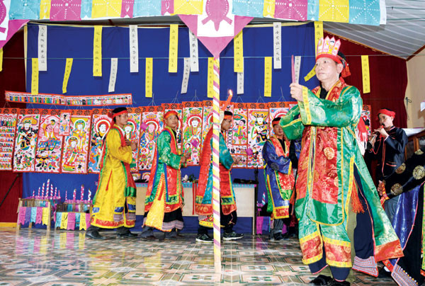 Huyện Văn Yên (Yên Bái) không chỉ nổi tiếng những rừng quế ngát hương, nơi đây còn là vùng đất của các nghi lễ văn hóa dân gian truyền thống đặc sắc. Một trong những nghi lễ dân gian vẫn giữ được tính nguyên bản, độc đáo là lễ Cấp sắc của dân tộc Dao đỏ.