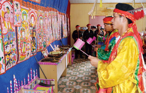 Lễ khai đàn để báo cáo tổ tiên biết lý do của buổi lễ. Trước lễ khai đàn, những người đàn ông phải “chay tịnh”, ở chung một chỗ, không được đi đâu xa.