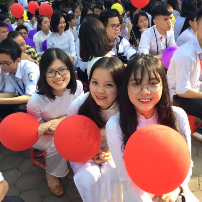 Ánh mắt trong sáng, hồn nhiên của nữ sinh ngày chia tay.
