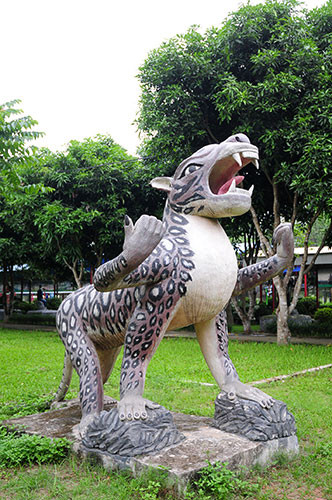 Năm 2013, những con quái thú này được dựng lên tại khu du lịch Đảo Ngọc Xanh để phục vụ du khách tham quan, chụp ảnh.