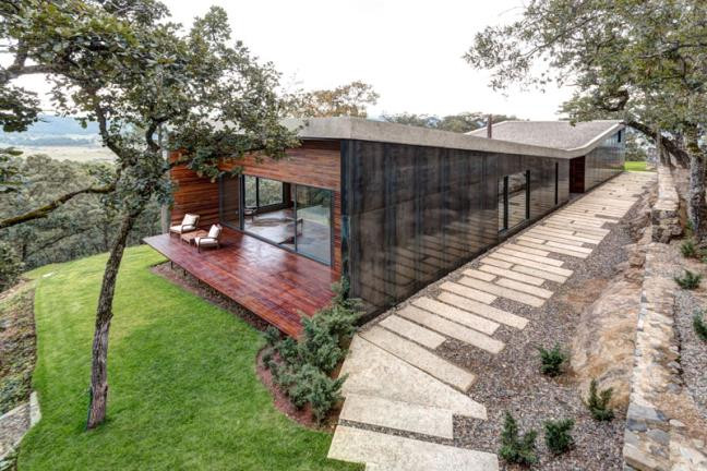Cụ thể, ngôi nhà mà chúng tôi muốn ghé thăm nằm tại Tapalpa, Mexico. Nhiều người biết đến nó như một ngôi nhà có tạo hình cực kỳ ấn tượng hình cánh bướm. Điều này thể hiện rõ từ đường cong của mái với thân ngôi nhà.