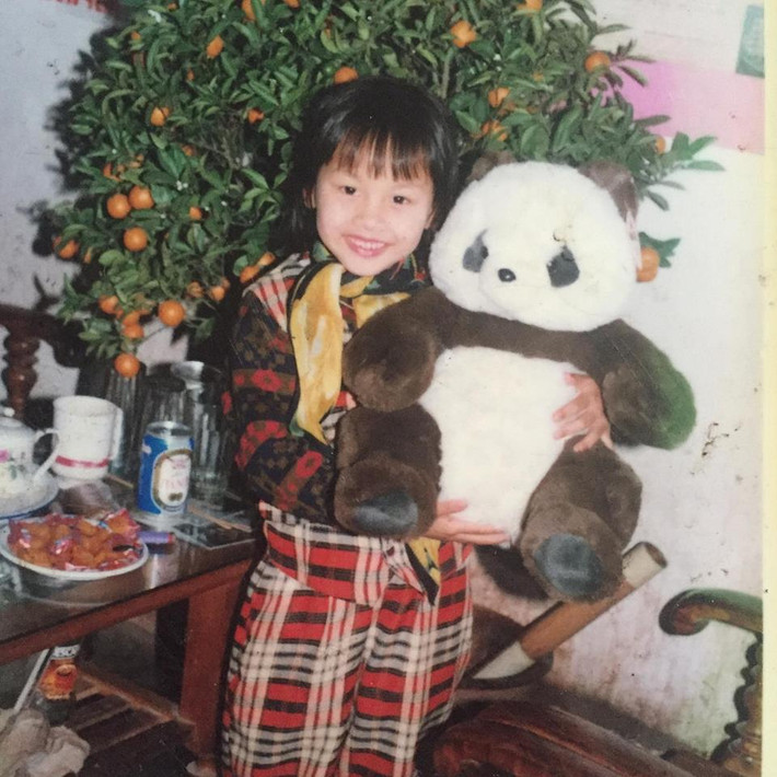 Bảo Thanh từng chia sẻ, cô có một tuổi thơ hạnh phúc. Dù gia đình không khá giả nhưng bố mẹ luôn lo cho cô và anh trai có được cuộc sống đủ đầy, bình yên.