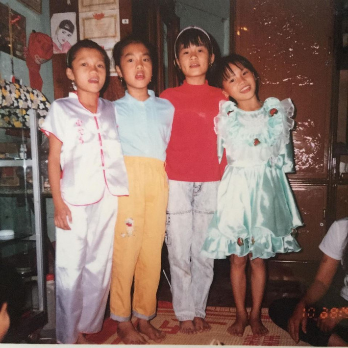 Bảo Thanh hạnh phúc khi các bạn tới tham dự buổi tiệc sinh nhật của cô khi còn nhỏ.