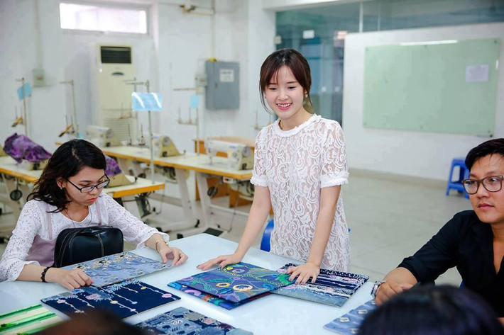 Trước đó, Midu có tiếng học giỏi. Song khi còn là sinh viên, có một học kỳ, bạn gái cũ của Phan Thành bị điểm rất thấp, trong đó có cả 1, 3, 4 khiến nhiều người ngỡ ngàng. Người đẹp Midu cảm thấy buồn vì bảng điểm kém bị lộ, song cô cũng nhẹ lòng bởi đã giúp xóa tan tin đồn bị đuổi học hay bị đình chỉ. Chẳng lâu sau, hot girl lại khoe bảng điểm toàn con số cao chót vót để khẳng định cho mọi người thấy sự cố gắng không ngừng của mình.