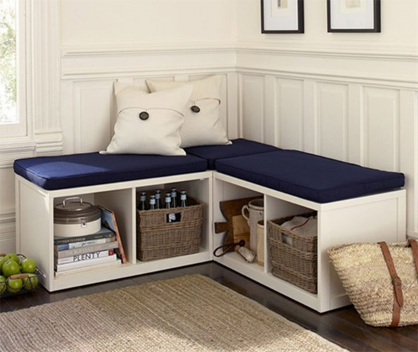 Ghế ngồi kết hợp các ngăn đựng đồ được bố trí ở góc phòng chắc chắn là một ý tưởng sáng tạo tuyệt vời làm căn phòng lạ mắt và thoáng đãng hơn.