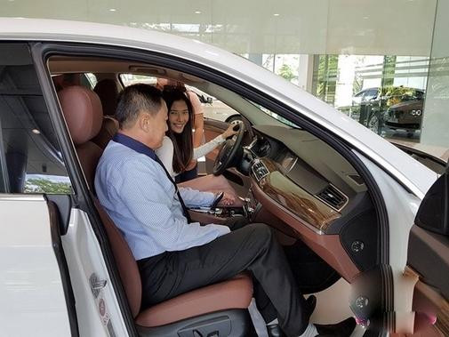 Từ khi yêu nhau, cặp đôi đã mua chung căn hộ cao cấp tại quận 7. Sau một tháng kết hôn, họ tiếp tục tậu xế hộp BMW trị giá 3 tỷ đồng. Cả hai chọn xe màu trắng vì màu này toát lên vẻ thanh lịch, trẻ trung và cũng là màu vợ chồng Lương Thế Thành yêu thích.