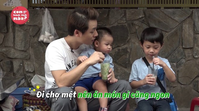 Trong khi cậu con trai lớn được dịp "dấn thân" vào việc đi chợ khá bài bản thì cậu út Đăng Khang lại bám riết bố và không ngừng quan sát. Đăng Khôi cho biết lâu rồi anh mới “được mệt” như thế này vì vừa lỉnh kỉnh xách đồ, vừa bế con suốt gần 2 tiếng.