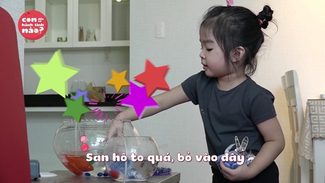 Bé Thỏ được tặng những chú cá ngộ nghĩnh nên cẩn thận mang vào hồ cá xinh xắn được mẹ Xuân Lan chuẩn bị sẵn. Cô bé 3 tuổi có những câu hỏi khá đáng yêu về thế giới xung quanh.