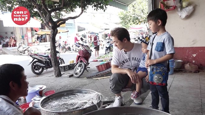 Nam ca sĩ Đăng Khôi thoải mái cho Đăng Anh tiếp xúc với các các cô chú bán hàng, để bé xách đồ, hướng dẫn cách lựa chọn rau củ. Anh còn thử thách cậu bé 5 tuổi với tình huống “bố đi chợ mà không mang đủ tiền trả”.