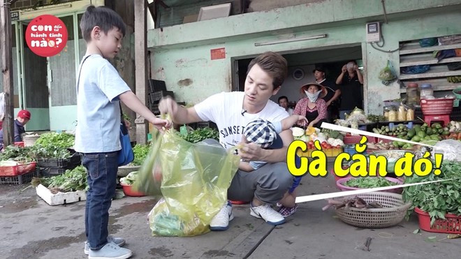 Tuy vậy, nam ca sĩ gốc Hà Nội lại khá hào hứng vì điều này giúp 2 bé được tiếp xúc với thế giới quan xung quanh, nhận biết từng loại thực phẩm và dạn dĩ hơn ở chốn đông người.