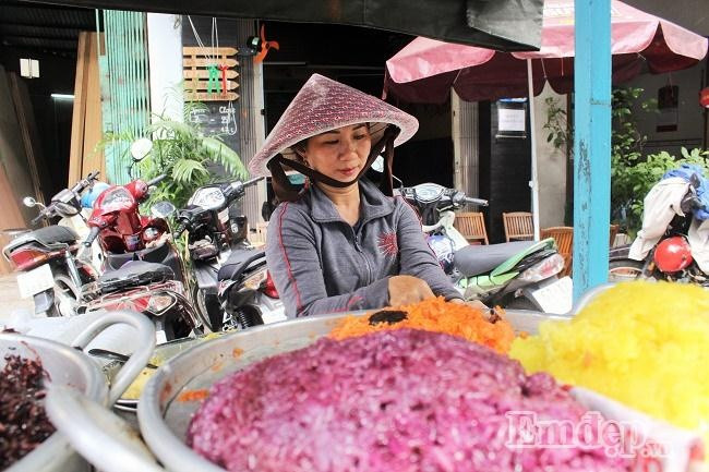 Những ngày tháng 2, tôi tình cờ bắt gặp hình ảnh một người phụ nữ tuổi đã ngoài 30 đang tất bật bán từng hộp xôi với giá "hạt dẻ" cho những sinh viên ăn sáng để kịp giờ lên giảng đường. Người phụ nữ ấy tên là Nguyễn Thị Mỹ Dung, năm nay 35 tuổi, người gốc Sài Gòn. Suốt hơn 20 năm nay, chị đã gắn bó với xe xôi đẩy ở khắp các ngõ, các con hẻm lớn nhỏ của Sài Gòn cùng với lời rao thân thuộc.