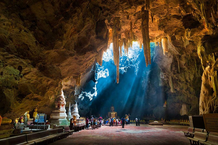 Khao Luang là hang động đẹp của Thái Lan, có nhiều tác phẩm điêu khắc đề tài Phật giáo. Ảnh: Tanyourmind.