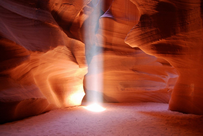 Hẻm núi Antelope ở bang Arizona, Mỹ được đánh giá là một trong những khu vực đẹp nhất thế giới, với cấu trúc hang động xoắn, sự bào mòn của tự nhiên tạo nên các đường vân đẹp mắt. Đặc biệt chúng luôn có sự thay đổi màu sắc dưới tác động của ánh mặt trời. Ảnh: Misadventuresmag.
