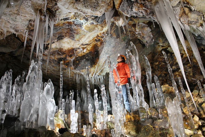 Mỗi khi đông đến, hang Nyoro Nyoro ở Hokkaido, Nhật Bản lại giống như một thế giới diệu kỳ bởi vẻ đẹp trắng toát được tạo nên từ hàng trăm nghìn cột băng cao từ sàn đến vòm mái. Ảnh: Airregi.